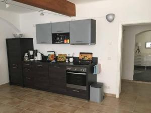 una cocina con estufa y encimera en Pirna-Apartment, en Pirna