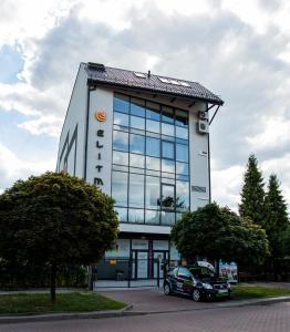 a car parked in front of a building at Apartamenty ELITMAT in Mińsk Mazowiecki