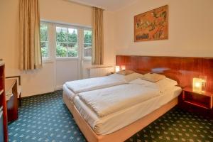 ein Schlafzimmer mit einem großen Bett in einem Zimmer in der Unterkunft Hotel Worpsweder Tor in Worpswede