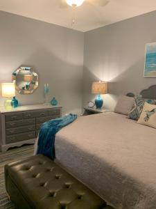 um quarto com uma cama e um espelho em Caroline's Bed and Breakfast em Summerville