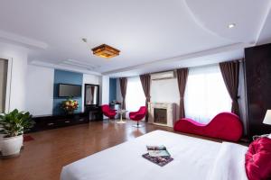 TV a/nebo společenská místnost v ubytování Hanoi Amore Hotel & Travel