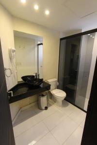 Salle de bains dans l'établissement Danieri Asunción Hotel