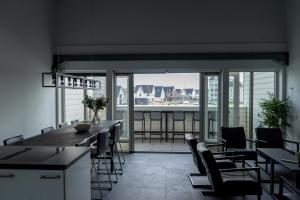 sala de estar con mesa y sillas y balcón en Huis van Harderwijk, en Harderwijk