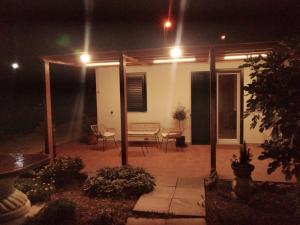 un patio nocturno con mesa y sillas en The Zigghy's Room, en Matera
