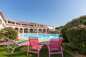 The swimming pool at or close to Hôtel Restaurant Le Grand Large - Face à la plage - Ile de Ré