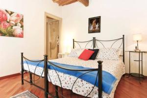 a bedroom with a black bed with red pillows at Casa Jole in Lucca