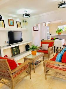 サンタ・マルタにあるhost Casa Don Arturoのリビングルーム(椅子、薄型テレビ付)