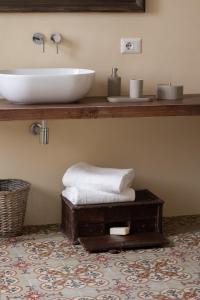 ein Badezimmer mit einem weißen Waschbecken auf einer Theke mit einer Theke in der Unterkunft Dimora Botteghelle in Trapani