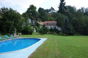 Bazén v ubytování Apartma Šťastný II nebo v jeho okolí