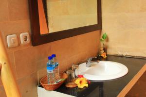 un lavandino in bagno con due bottiglie d'acqua su un bancone di Turtle Beach Hotel a Gili Air