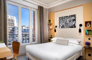 Een bed of bedden in een kamer bij Chouette Hotel
