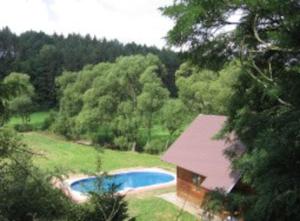 - une vue aérienne sur une maison et une piscine dans l'établissement Apartma Šťastný III, à Bechyně