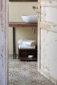 bagno con lavandino e bancone con lavandino di Dimora Botteghelle a Trapani