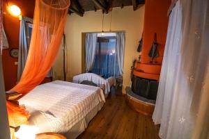 een slaapkamer met een bed en een raam bij Villa Matula in Kalamitsi +81 foto's