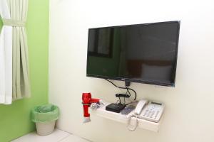 TV a/nebo společenská místnost v ubytování Mayu Hotel