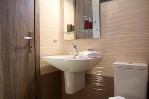 łazienka z umywalką i toaletą w obiekcie Nema Villas w mieście Meganisi