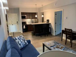 ein Wohnzimmer mit einem blauen Sofa und einer Küche in der Unterkunft McCoy's Inn in Ripley