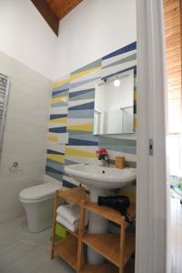 A bathroom at B&B Cascina Fiorita