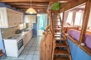 een keuken met een ladder in een tiny house bij Villa Matula in Kalamitsi