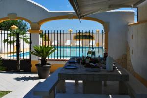 einen Tisch mit Speisen auf einer Terrasse mit Pool in der Unterkunft EL ROCIO 3 in Saintes-Maries-de-la-Mer