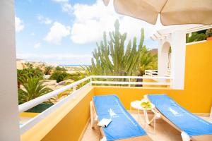 een balkon met 2 ligstoelen en uitzicht op de oceaan bij Apartamentos Punta Marina by LIVVO in Morro del Jable
