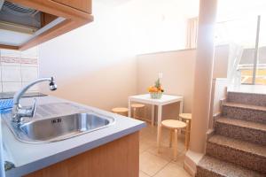 Кухня или мини-кухня в Apartamentos Punta Marina by LIVVO

