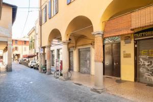 a city street with a bunch of buildings at Residenza Ariosto by Studio Vita in Bologna