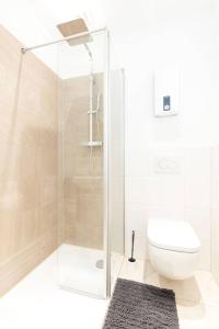 uma casa de banho com um chuveiro, um WC e um tapete em BEJING · CHILLINGHOUSE # 2, 3 Min. vom ICE, NETFLIX; Balkon em Siegburg