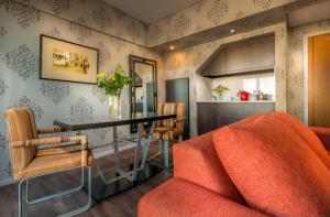 布宜諾斯艾利斯的住宿－Sileo Apart，客厅配有沙发和桌子