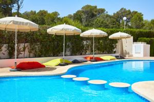 Swimming pool sa o malapit sa Universal Apartamentos Laguna Garden