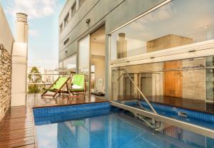 Casa con piscina y balcón en Sileo Apart en Buenos Aires