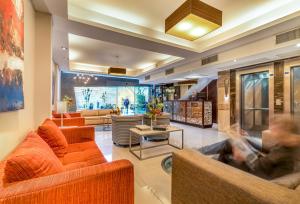 a living room with orange chairs and a table at Sileo Apart in Buenos Aires