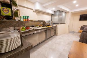 Villa Sweet Hotel في إسطنبول: مطبخ مع منضدة مع أواني طعام