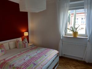 ein Schlafzimmer mit einem großen Bett und einem Fenster in der Unterkunft Storchennest an der Spree in Radinkendorf in Beeskow