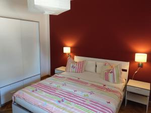 een slaapkamer met een groot bed met 2 lampen bij Storchennest an der Spree in Radinkendorf in Beeskow