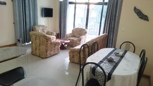 een woonkamer met 2 stoelen en een tafel bij Royal Apart-Licensed by Tourism Authority in Flic-en-Flac