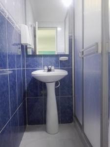 a bathroom with a sink and a mirror at Bellavista Isla del Sol in Viviendas Hidroprado