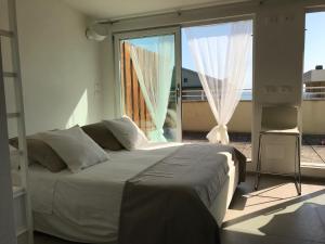 Uma cama ou camas num quarto em Attico Belvedere