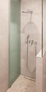 y baño con ducha y puerta de cristal. en Loft #11 mit großer Loggia und Terrasse, en Viena