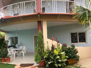 a balcony on a house with plants and a table at Villa case authentique , in Saly Portudal