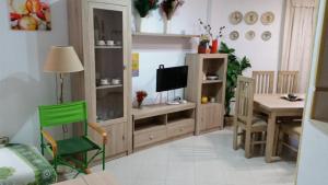 salon z telewizorem i stołem jadalnym w obiekcie Alojamientos Castillo de la Iruela w mieście La Iruela