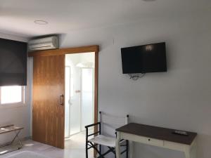 Телевизор и/или развлекательный центр в Hotel Nómadas