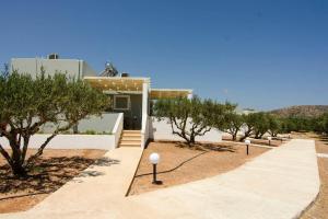 ein Haus mit Bäumen davor in der Unterkunft Giorgos villa in Palekastro