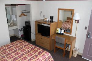 Tempat tidur dalam kamar di Budget Host Inn Bristol