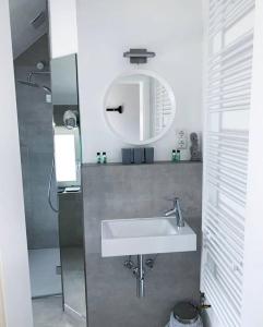 a bathroom with a sink and a mirror at Traumhaus am Weserstrand in Elsfleth