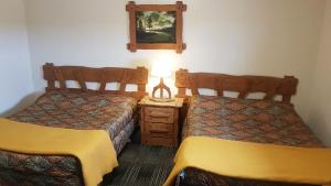 Postel nebo postele na pokoji v ubytování Agassiz Park Lodge - Under New Management