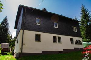 a house with a black roof at Ferienwohnung Eulennest in Dippoldiswalde