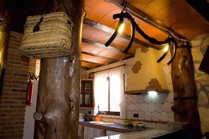 una cocina con una cesta colgada del techo en Casa Rural El Tejar Viejo, en Carcabuey