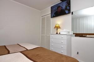 una camera con letto e TV a parete di Cozy three bedroom condo, Ski home Whiffletree I3 a Killington