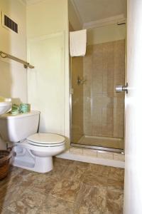 een badkamer met een toilet en een glazen douche bij Cozy three bedroom condo, Ski home Whiffletree I3 in Killington